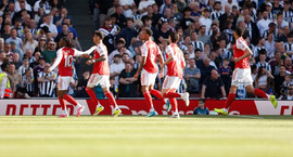 England í dag - Arsenal getur náð sex stiga forystu á...
