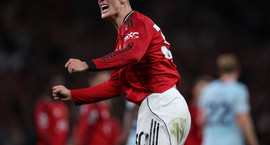 England: Meistaradeildarsætið nánast tryggt hjá Man Utd