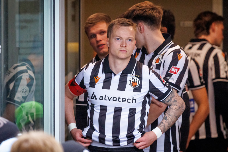 Aron valinn leikmaður aprílmánaðar