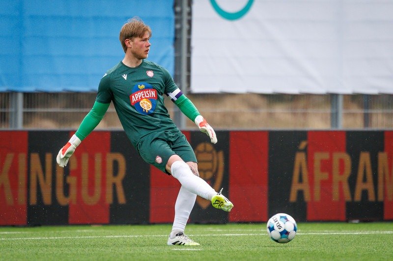 Aron Birkir Stefánsson markvörður og fyrirliði Þórs skoraði magnað mark í dag.