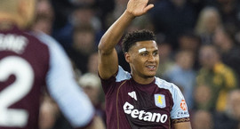 England: Aston Villa skoraði fjögur gegn Liverpool