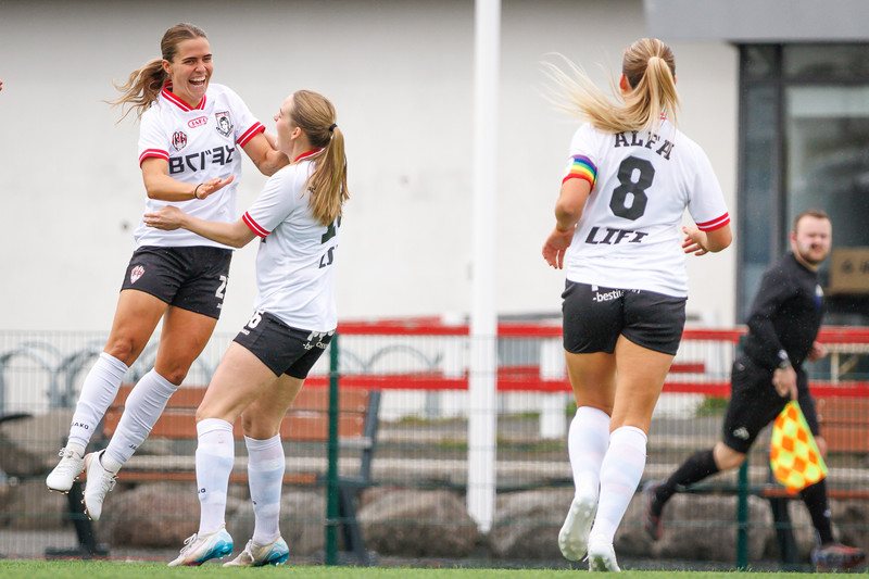 Unnur Dóra skoraði eina mark leiksins þegar Þróttur vann sterkan 1-0 útisigur á Val á Hlíðarenda.