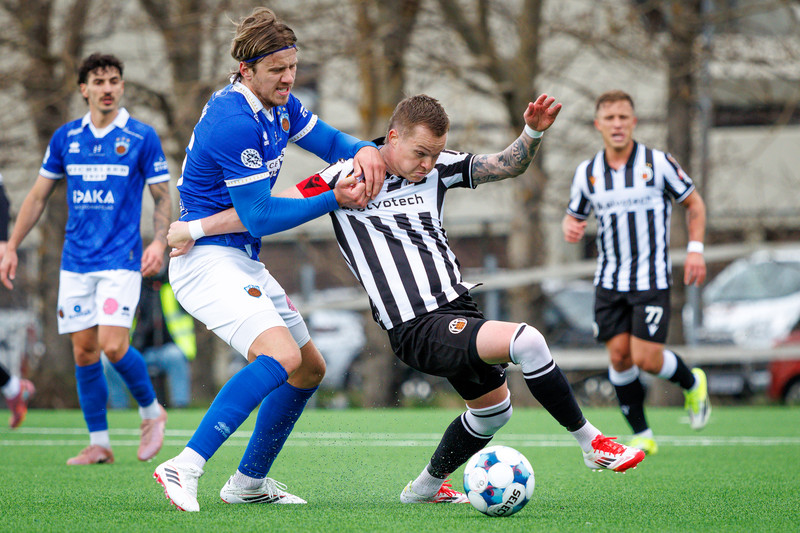 Sigurjón Rúnarsson verður í banni en hér er hann að glíma við Aron Sigurðarson.
