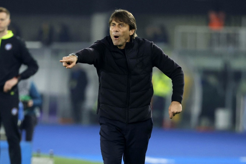 Conte skammaðist í eiganda Napoli á fréttamannafundi