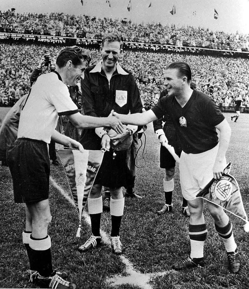 Fyrirliðarnir heilsast fyrir úrslitaleikinn. Fritz Walter frá Vestur-Þýskalanndi til vinstri og Ferenc Puskas til hægri.