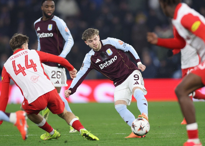Schuster var í byrjunarliði Salzburg í 3-2 tapi gegn Aston Villa í Evrópudeildinni í janúar.