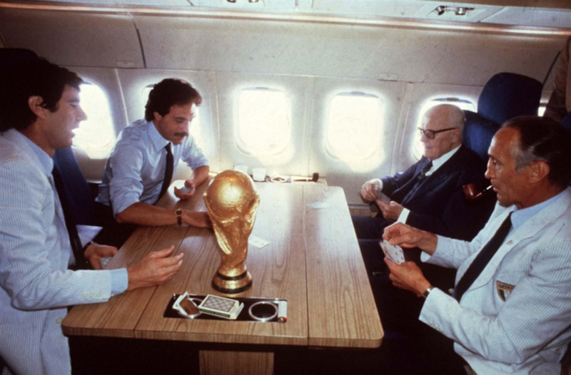 Enzo Bearzot,Sandro Pertini og Dino Zoff spila um borð í flugvél eftir sigurinn á HM 1982.