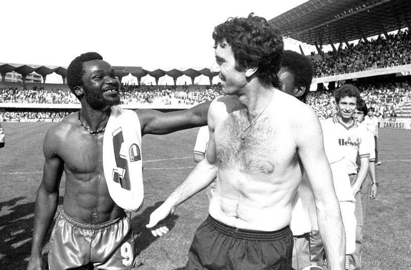 Roger Milla og ítalski fyrirliðinn Dino Zoff.