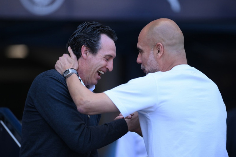 Tilfinningaþrungin stund á Etihad - Emery færði Guardiola gjöf