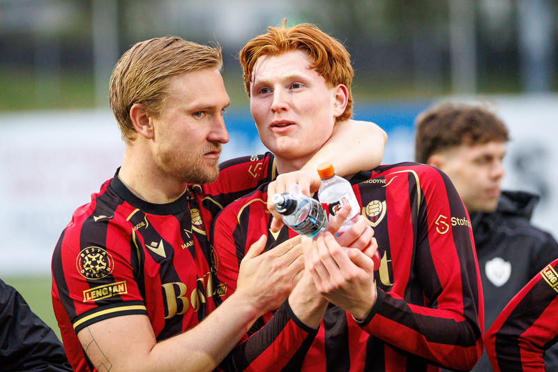 Oliver Ekroth og Sveinn Gísli spiluðu saman í hjarta varnarinnar gegn KR.