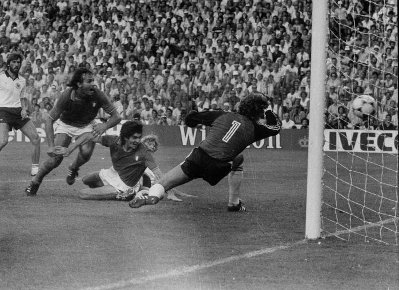 <b>8. Paolo Rossi, Ítalía, heimsmeistari 1982</b> - Gulldrengur Ítalíu var maður keppninnar 1982. Þessi snjalli sóknarmaður var nýkominn úr tveggja ári banni fyrir að leyna hagræðingu úrslita. Rossi tók gullskóinn og gullknöttinn sem besti maður mótsins.