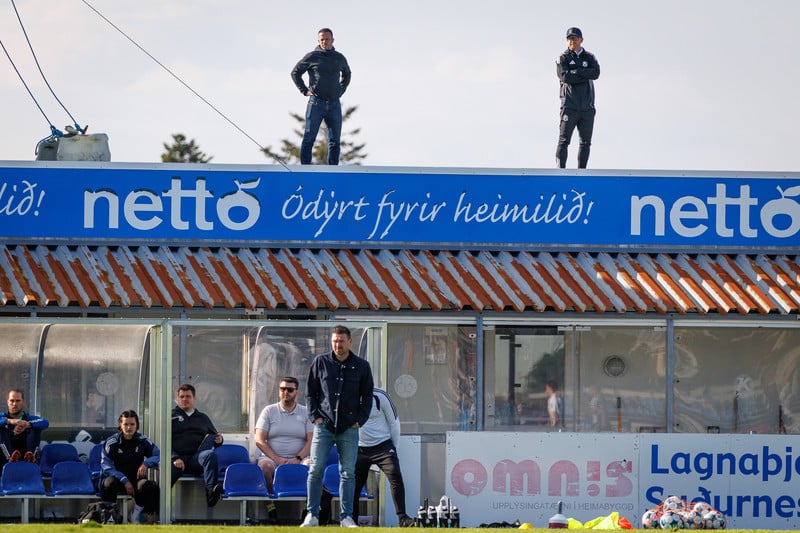 Bói og Jónas fylgjast grannt með gangi mála uppi á þaki.