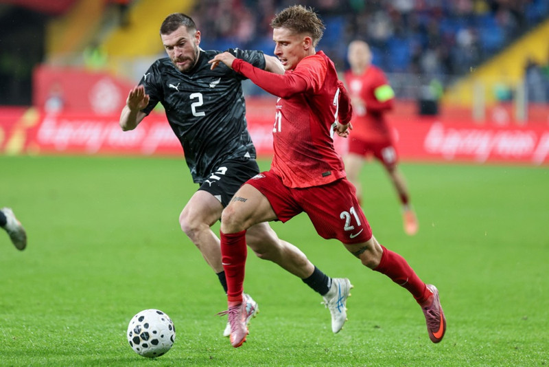 Tim Payne eltir hér leikmann Póllands í leik með Nýja-Sjálandi.