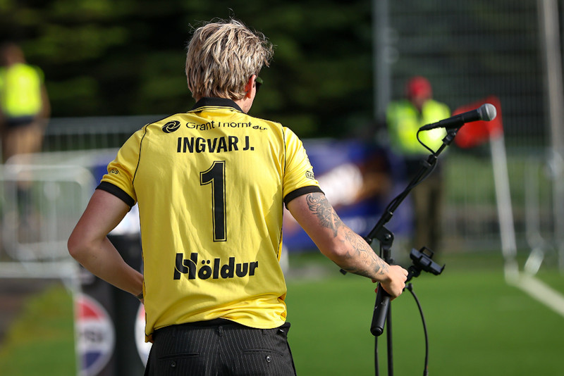 Stór borði fyrir Ingvar - Logi tróð upp í treyjunni hans