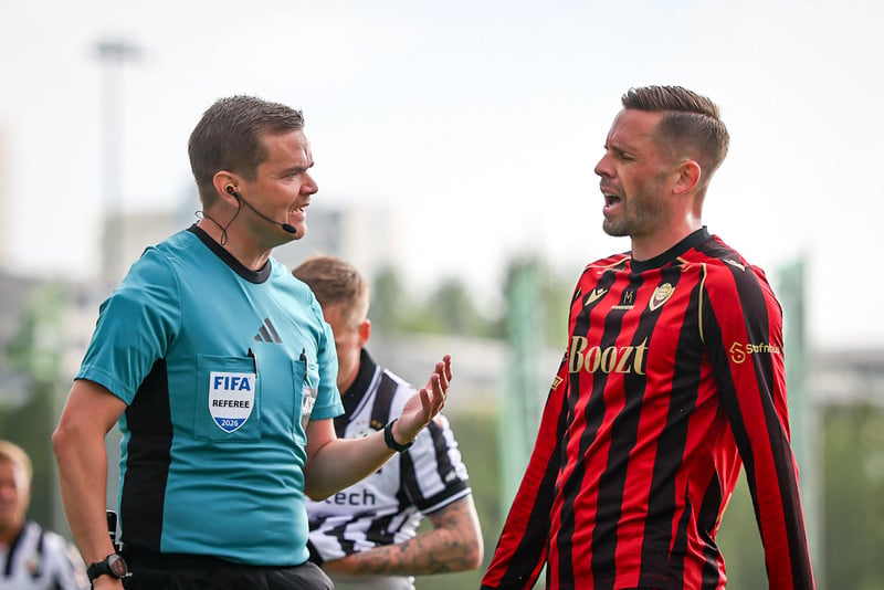Gylfi ræðir við Jóhann Inga dómara í kvöld.