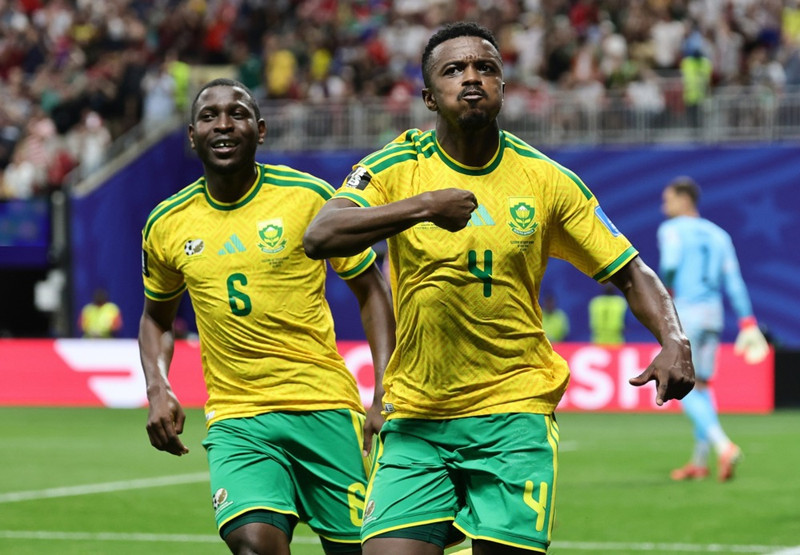 Teboho Mokoena bjargaði stigi fyrir Suður-Afríku
