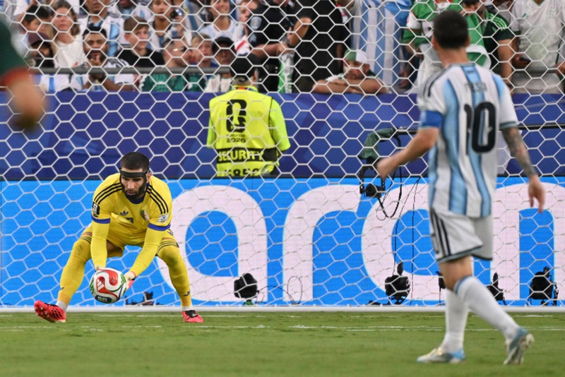 Luca Zidane handsamar boltann gegn Argentínu