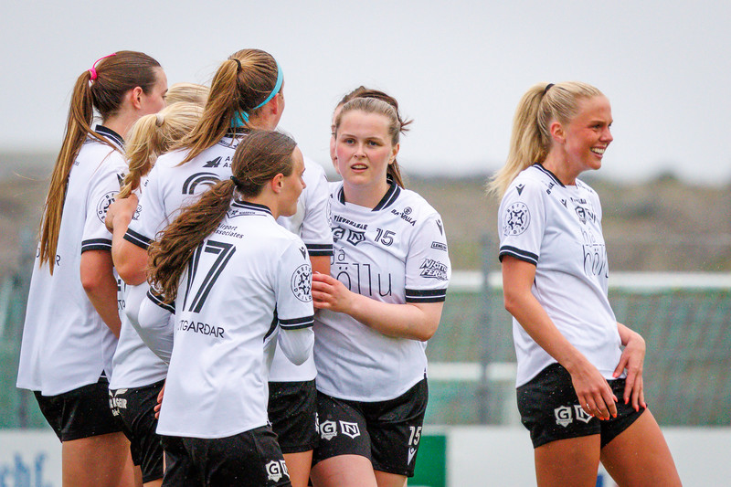 Besta deild kvenna: Santa með þrennu í fyrsta leik