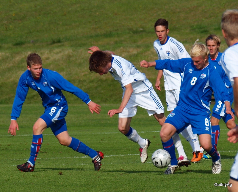 Emil í leik með U17 landsliðinu.