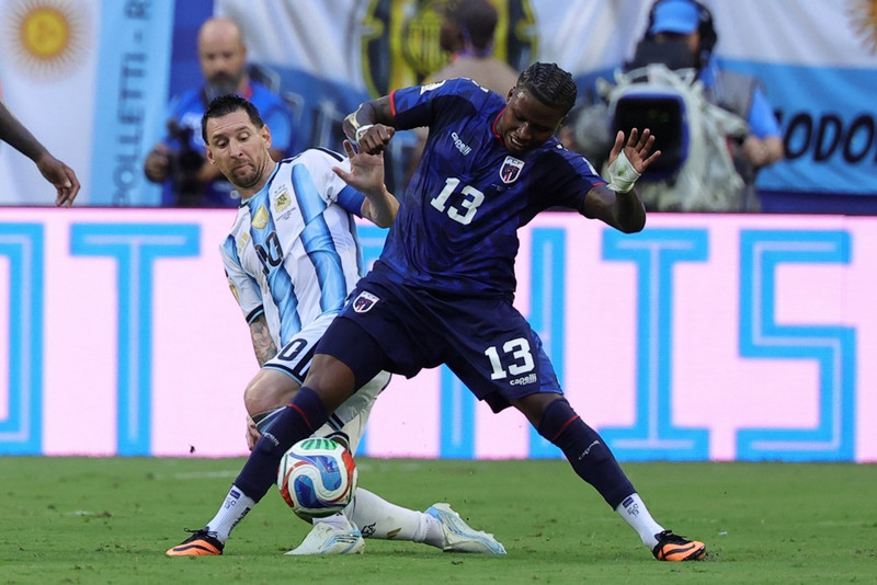 Cabral og Lionel Messi í baráttunni.
