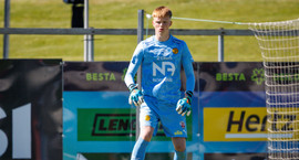 Jón Sölvi seldur - Flýgur út á morgun