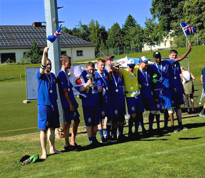 FC Sækó með silfurverðlaunin. Frá vinstri, Jón Grétar Jónasson þjálfari, Óskar Ástvaldsson, Sigurvin Jóhannsson, Logi Rúnar Jónsson, Bergþór Grétar Böðvarsson, Daníel Þórhallsson, Aron Ísak Yngvason, Svanur Þór Halldórsson, Paa Kwesi Abew-Baidoo, Pétur Pálmi Harðarson.