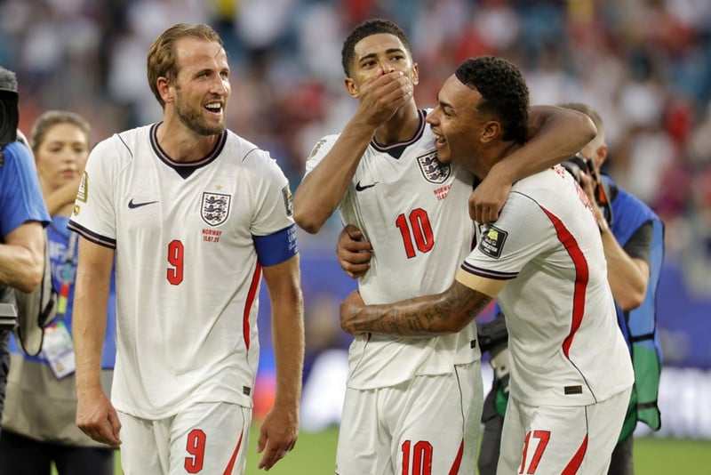 Einkunnir Englands og Noregs: Tvær níur og tvær falleinkunnir