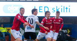 Ofbirta frá auglýsingaskiltum sem truflar leikmenn
