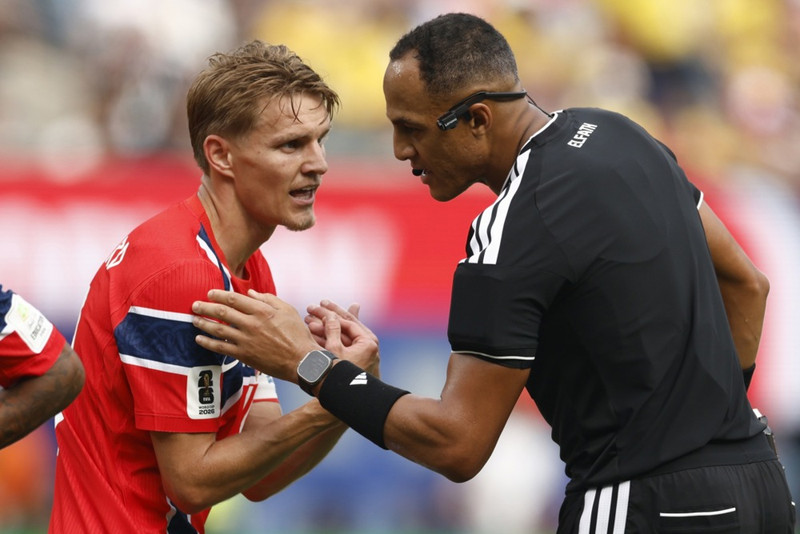Bandaríski dómarinn Ismail Elfath að ræða við Martin Ödegaard.