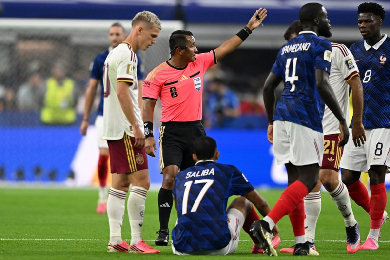 Deschamps spurði fjölmiðlamenn út í dómarann