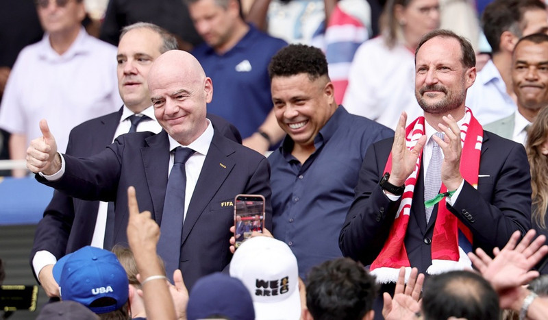 Gianni Infantino, Ronaldo og Hákon krónprins Noregs.