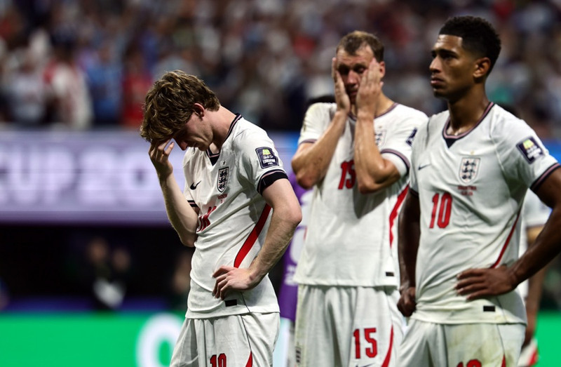 Arnar tók sér tveggja mínútna hlé sem landsliðsþjálfari til að gagnrýna England