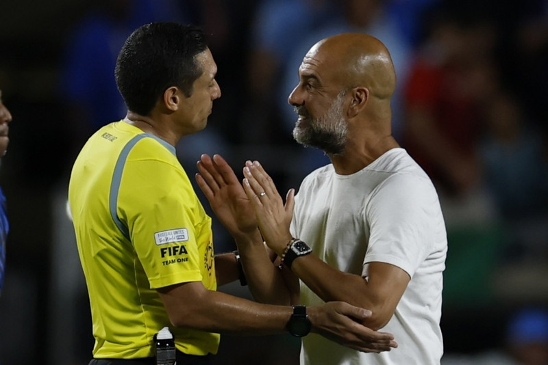 Jesus Valenzuela ræðir hér við Pep Guardiola í leik Man City og Al Hilal á HM félagsliða á síðasta ári