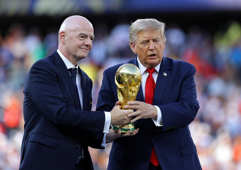 Gianni Infantino og Donald Trump með bikarinn góða.