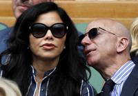 Jeff Bezos kaupir hlut í Liverpool