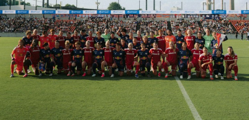 Leikmenn Bayern og Omiya stilltu sér upp fyrir framan stúkuna