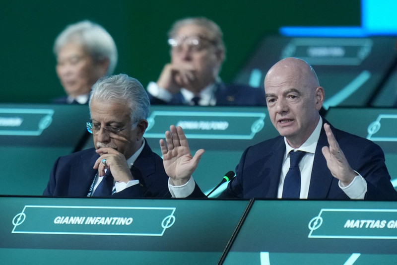 Salman bin Ibrahim Al Khalifa, forseti AFC, og Gianni Infantino.