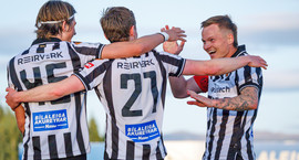 Besta deildin: Aron Sig með þrennu í fyrri hálfleik...