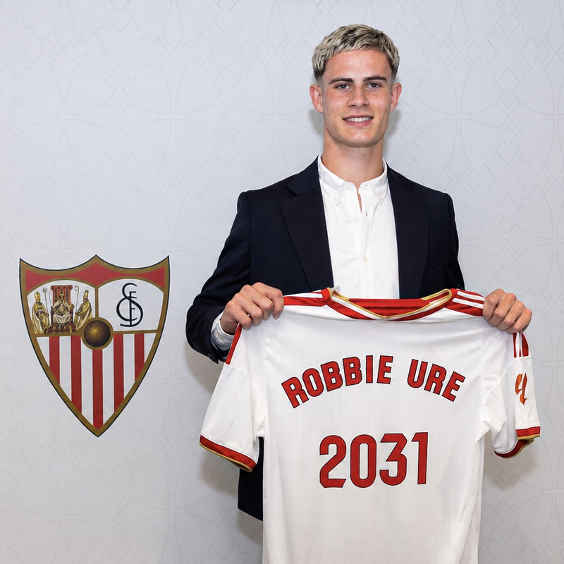 Ure mun klæðast treyju númer 9 hjá Sevilla.