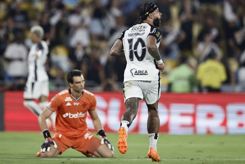 Memphis í leik með Corinthians.