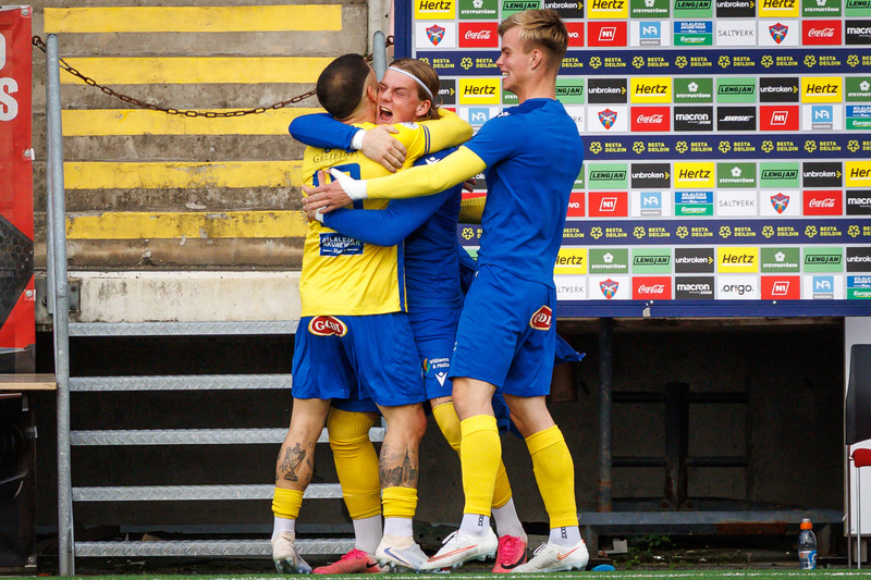 Faðmaði Viktor Breka eftir fyrra markið.