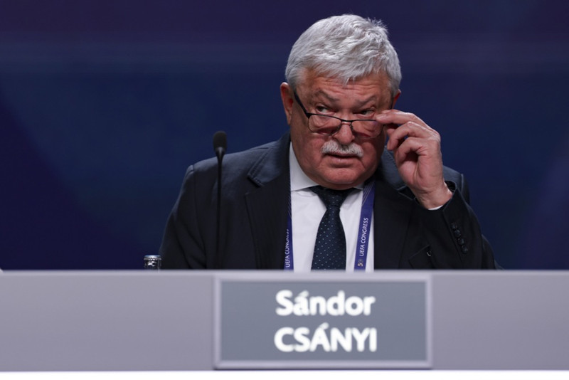 Csanyi sendi Infantino bréf og lýsti því yfir að hann hefði misst traust til hans.