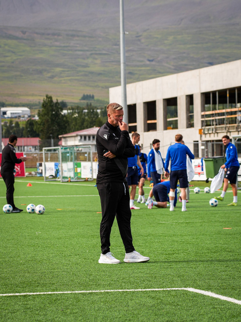 Eiður Smári er mættur til starfa á Akureyri.
