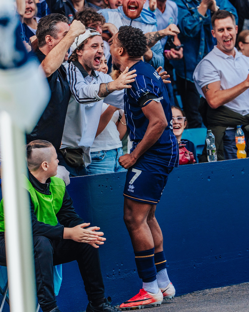 Tairyk Arconte fagnar með stuðningsmönnum Millwall