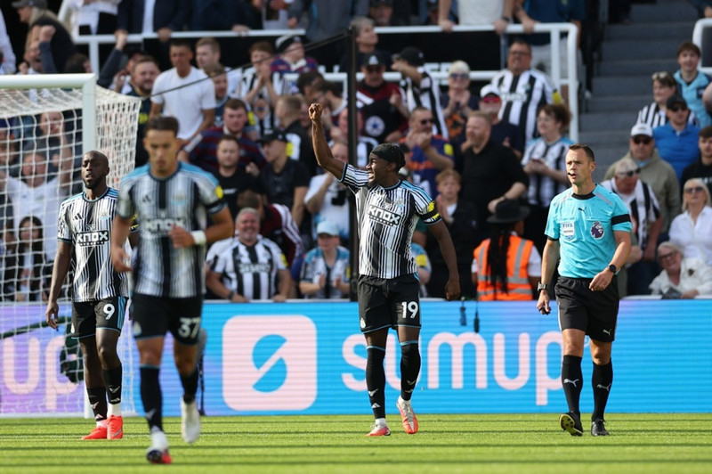 <b>Miðjumaður: Anthony Elanga (Newcastle) -</b> Fór illa með Milos Kerkez og skoraði í jafntefli gegn Liverpool