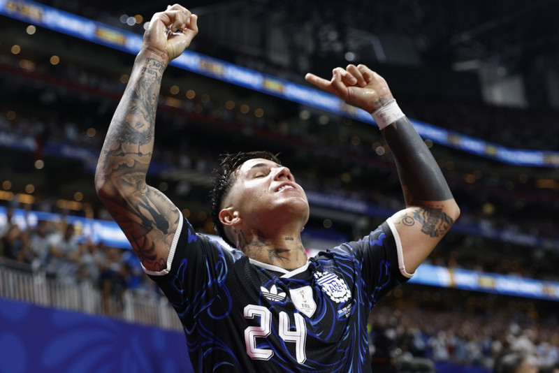 Enzo er 25 ára gamall og hefur spilað 49 landsleiki fyrir Argentínu. Hann varð heimsmeistari með liðinu 2022 og endaði í öðru sæti í sumar.