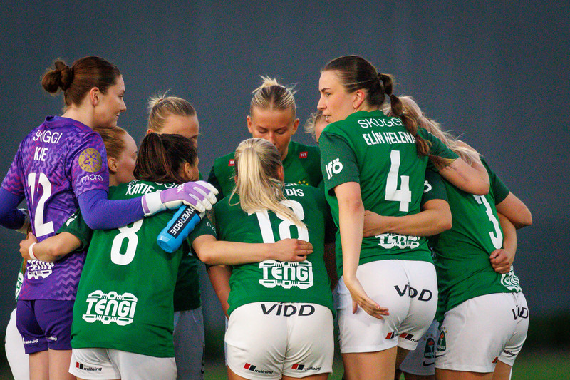 Flautað verður til leiks 16:00 á morgun.