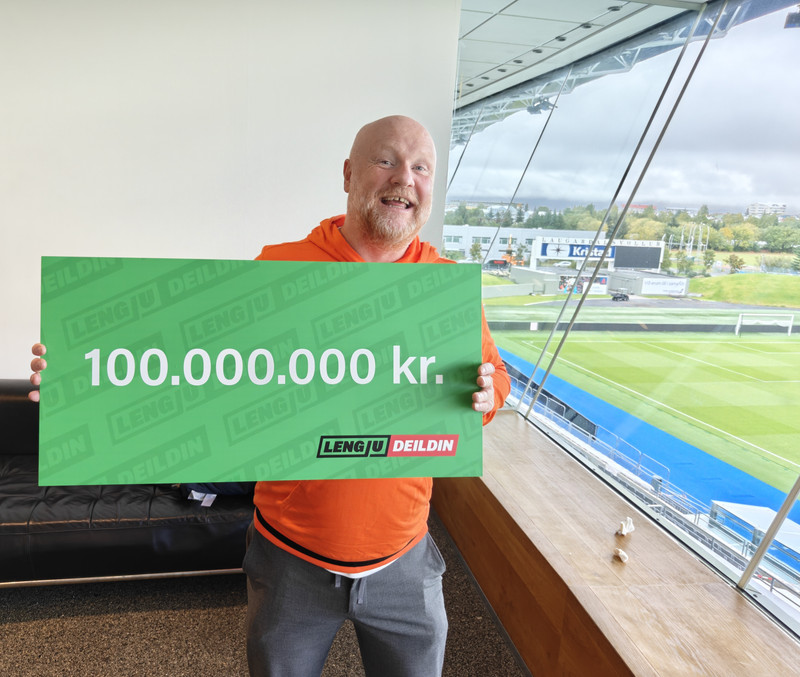 Hjammi með ávísunina góðu.