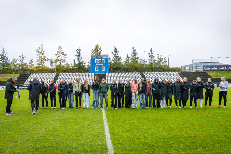 KSÍ kom með bikarinn fyrir FH stelpurnar tveimur dögum seinna