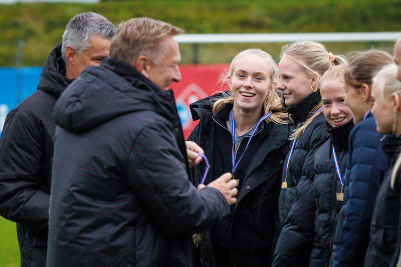 KSÍ kom með bikarinn fyrir FH stelpurnar tveimur dögum seinna